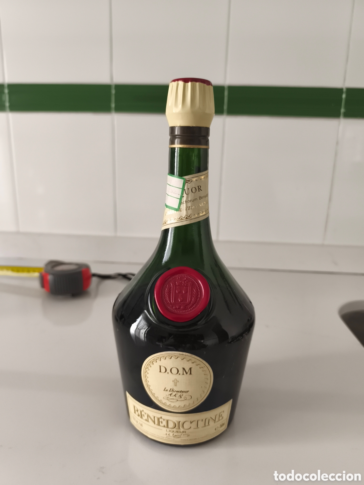 Coleccionismo de vinos y licores: Antigua botella de Licor Benedictine, algo reducida