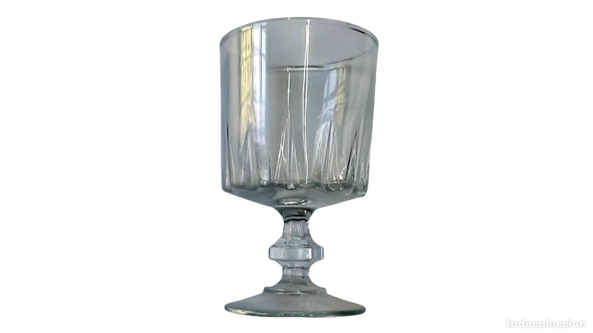 Coleccionismo de vinos y licores: COPA DE VIDRIO TALLADO CON FACETAS VERTICALES - TALLO TORNEADO CON BOCELES - VINTAGE A&Ntilde;OS 1940-1970