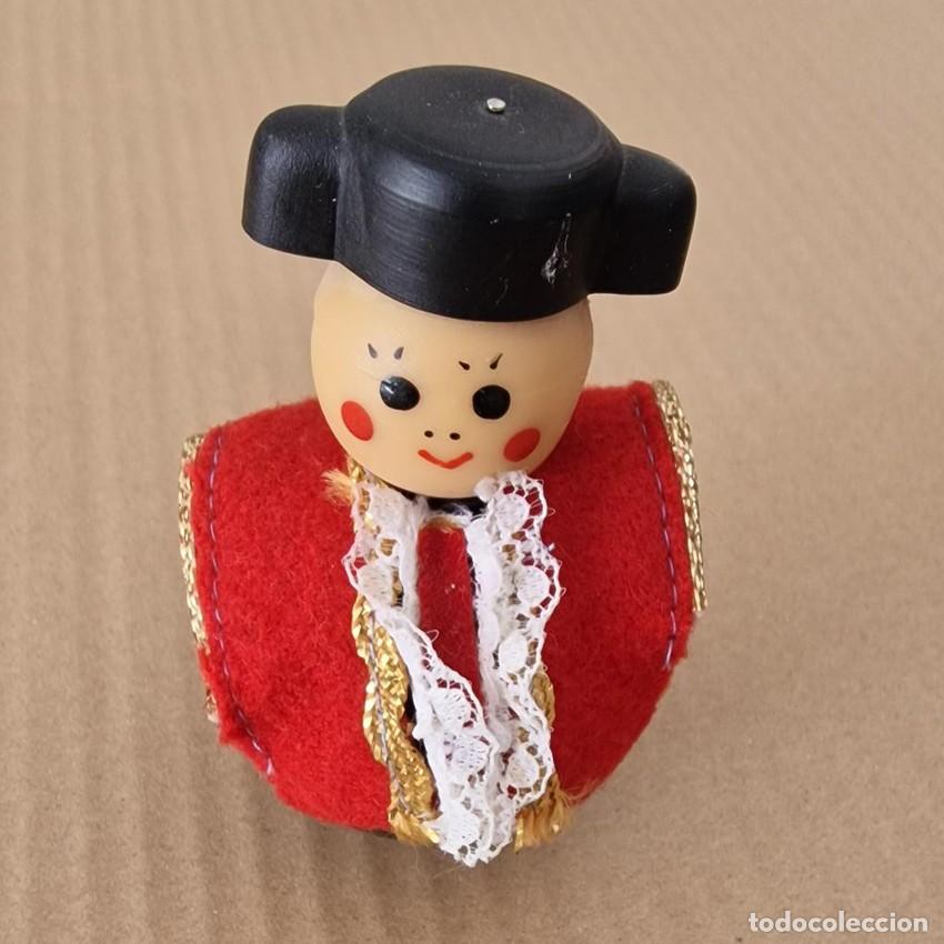 Coleccionismo de vinos y licores: BOTELLA MINIATURA TORERO LICOR LLENA VINTAGE. Cristal Madera Fieltro Souvenir Espa&ntilde;a A&ntilde;os 60 70.