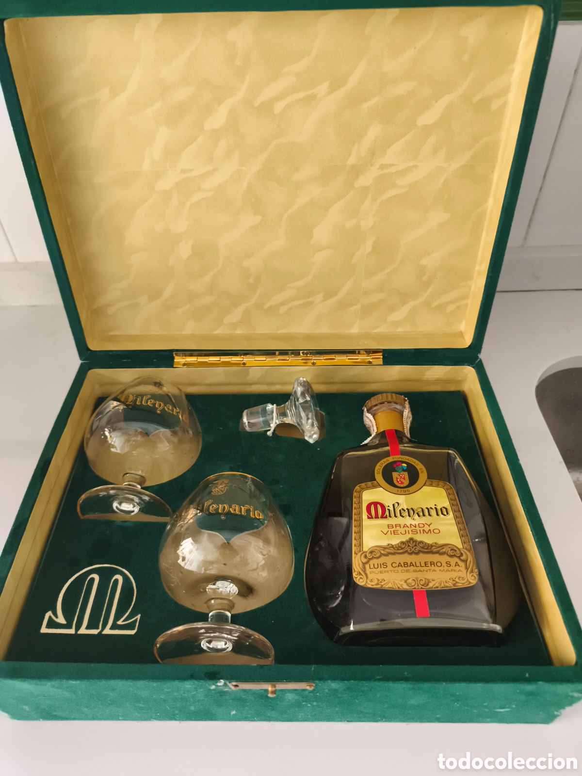 Coleccionismo de vinos y licores: Antiguo estuche con botella de brandy viej&iacute;simo, Y dos copas De Luis Caballero, llena y cerrada