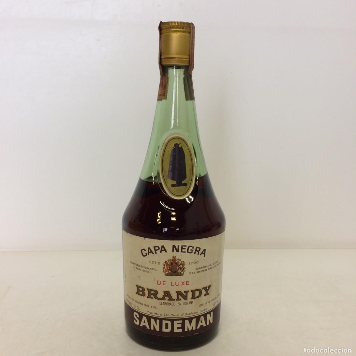Coleccionismo de vinos y licores: Brandy: Capa Negra Brandy De Luxe, Sandeman, Sello 4 pesetas (Jerez)