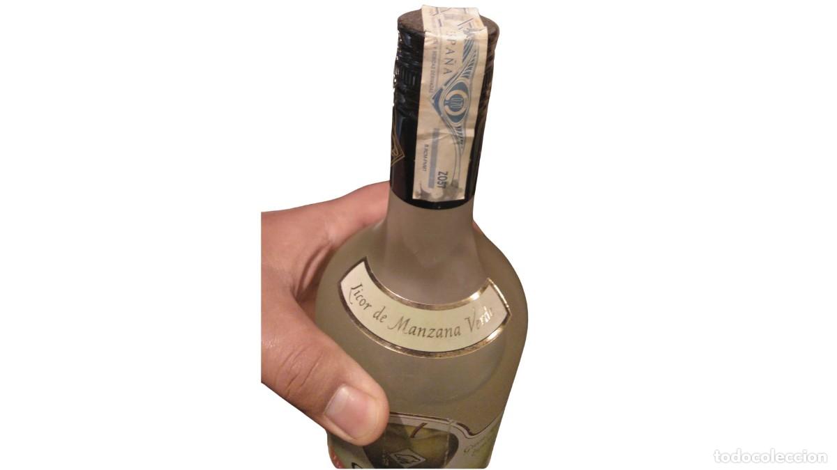 Collection of wines and liquors: Botella Gourmet de Licor de Manzana Verde - 20 A&ntilde;os Precintada