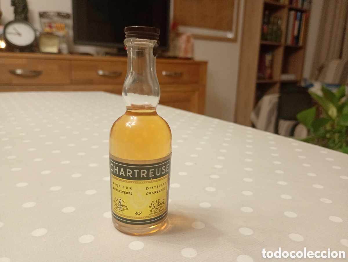 Coleccionismo de vinos y licores: Poco usual botell&iacute;n mini de Chartreuse amarillo 43&ordm;