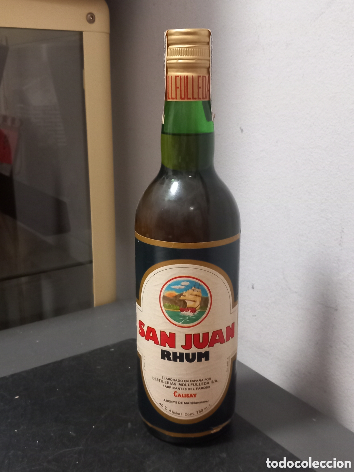 Coleccionismo de vinos y licores: ANTIGUA BOTELLA RON SAN JUAN CALISAY DESTILERIES MOLLFULLEDA SIN ABRIR A&Ntilde;OS 70 ORIGINAL