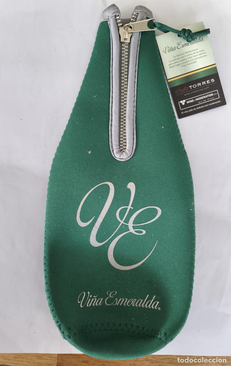 Coleccionismo de vinos y licores: FUNDA BOTELLA VINO VI&Ntilde;A ESMERALDA ( TORRES ) 27 x 12 cm