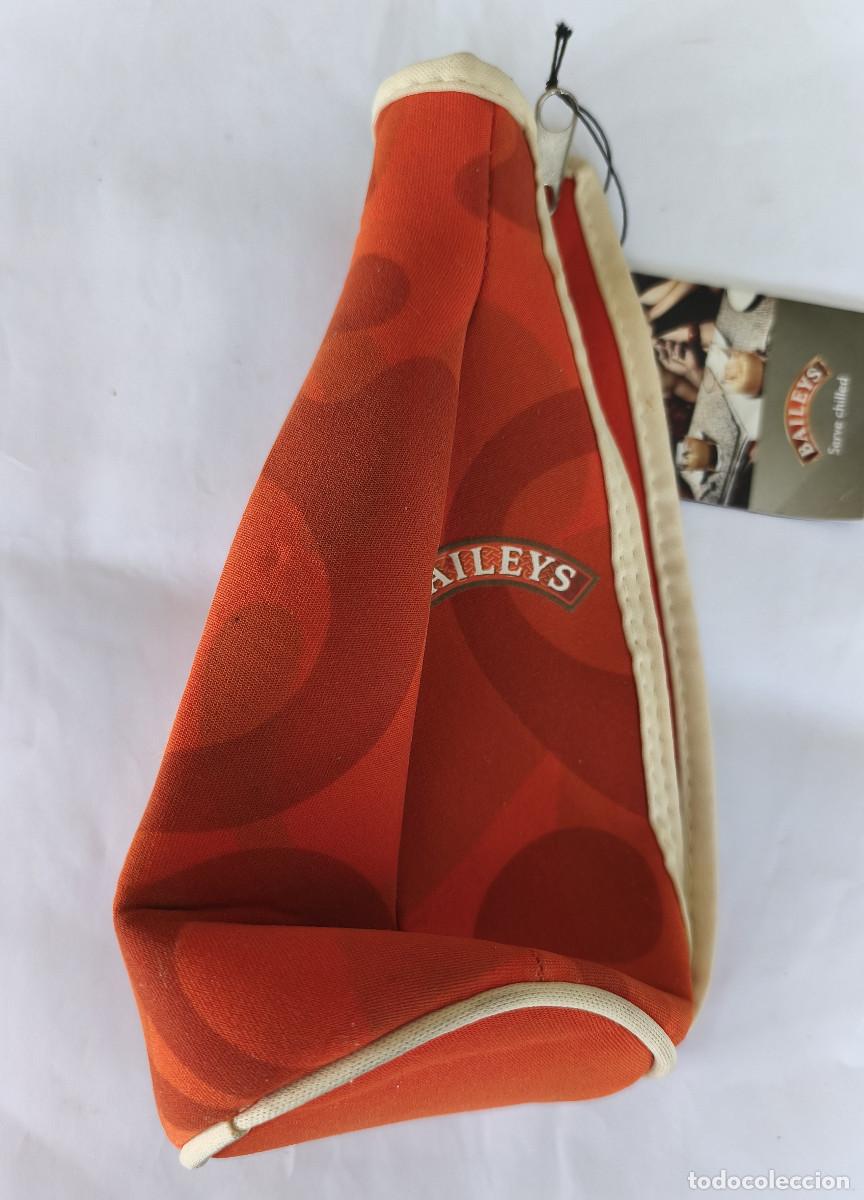 Coleccionismo de vinos y licores: FUNDA BOTELLA BAILEYS ( TORRES ) 21 x 14 cm