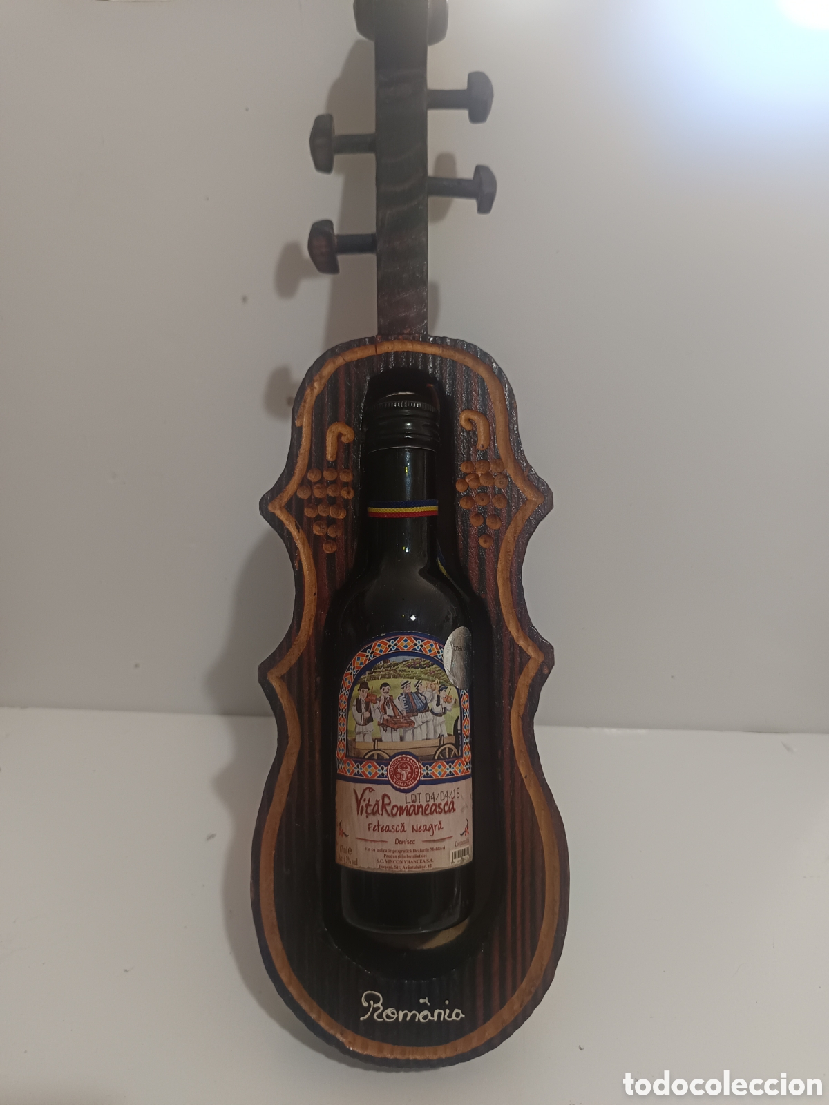 Collection of wines and liquors: Bottiglia di vino rosso invecchiato 2014 in Violino di Rovere