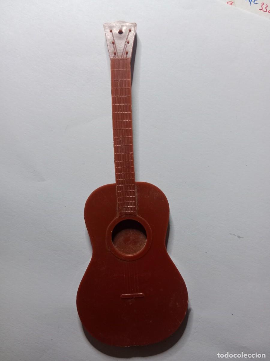 Coleccionismo de vinos y licores: GUITARRA GRANDE DE PLASTICO - ACCESORIO BOTELLA FINO SHERRY JEREZ TIO PEPE - 15,5 CM -GONZALEZ BYASS