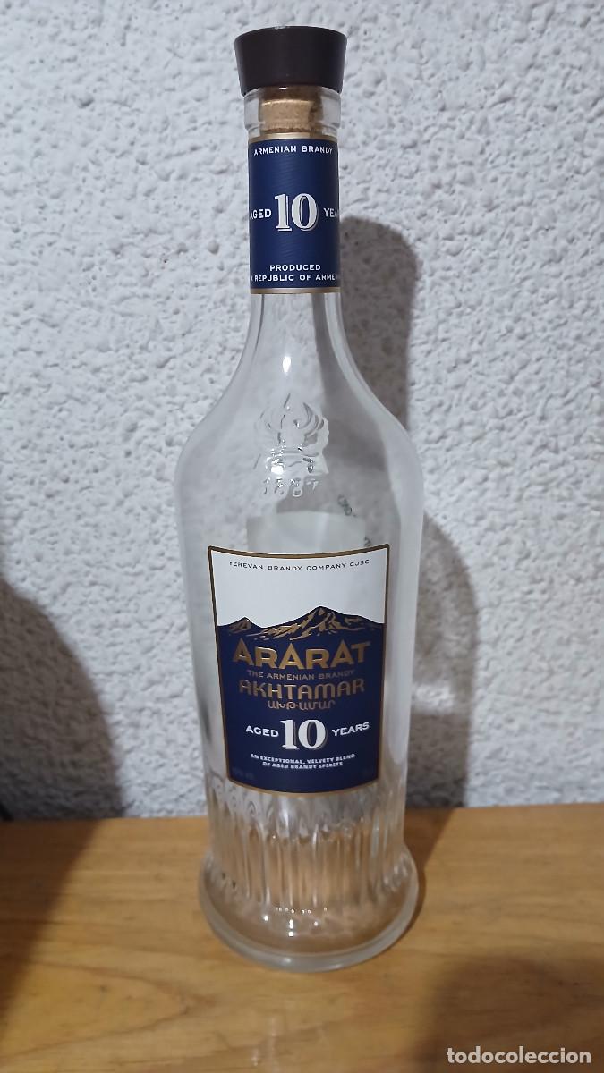 Coleccionismo de vinos y licores: Botella de brandy armenio Ararat 10 a&ntilde;os (vac&iacute;a)
