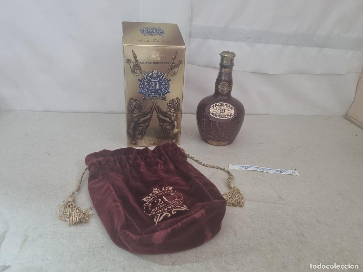 Coleccionismo de vinos y licores: Botella chivas Royal 21 a&ntilde;os Nueva precintada con botella de Porcelana edici&oacute;n Ruby Flagon