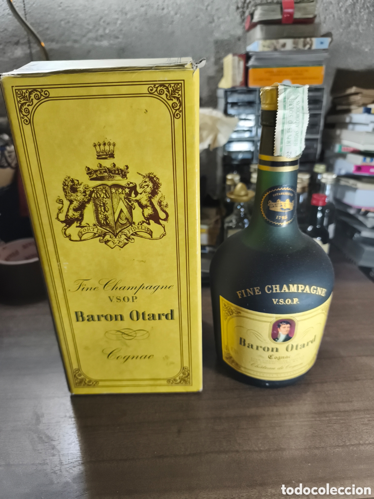 Coleccionismo de vinos y licores: Antigua botella de cognac Bar&oacute;n de Otard llena y cerrada en su estuche