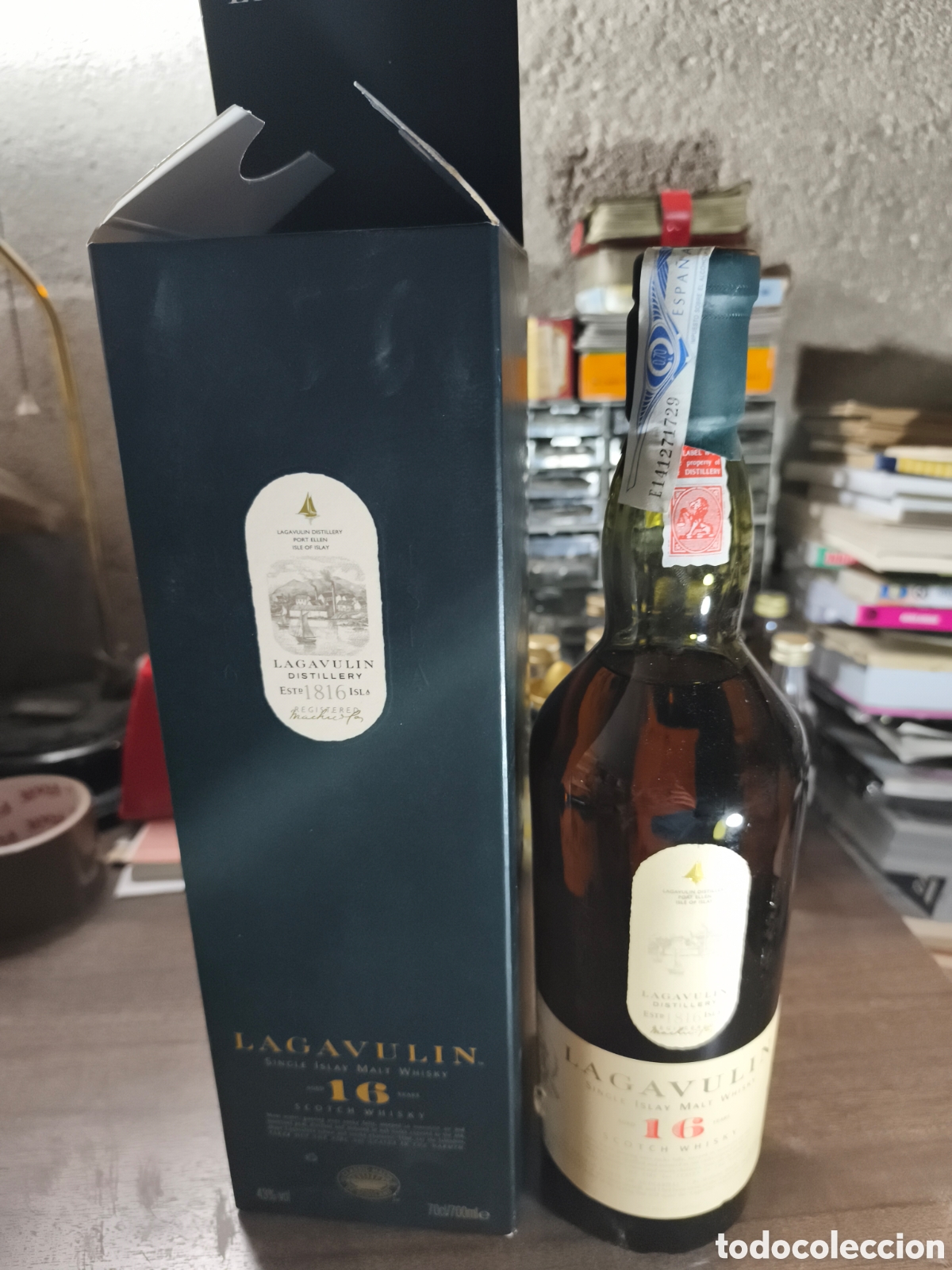 Coleccionismo de vinos y licores: Antigua botella de Whisky Lagavulin, 16 a&ntilde;os llena y cerrada