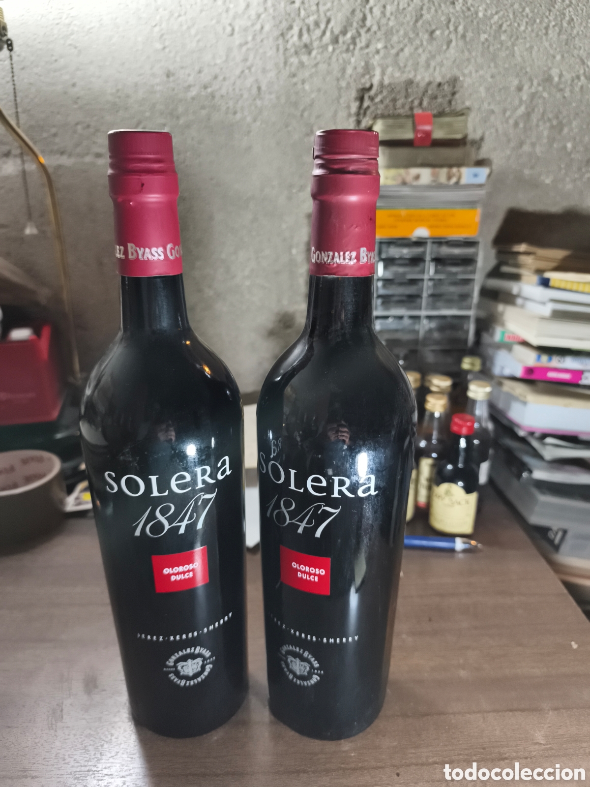 Coleccionismo de vinos y licores: 2 antiguas botellas de vino Oloroso Dulce Solera 1847 llenas y cerradas