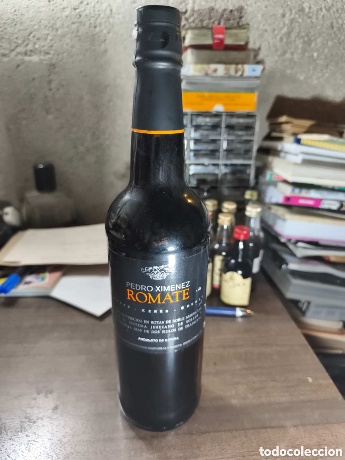Coleccionismo de vinos y licores: Antigua botella de vino Pedro Xim&eacute;nez Romate llena y cerrada
