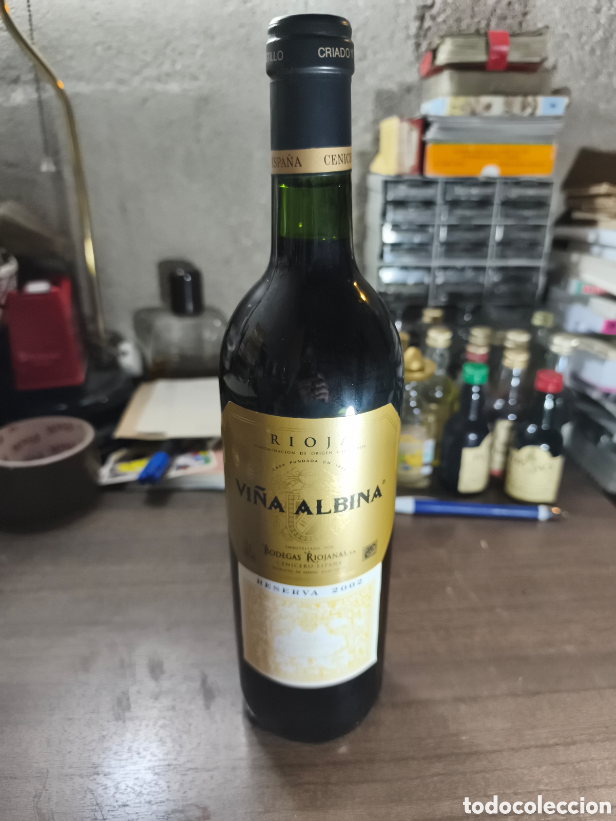 Coleccionismo de vinos y licores: Antigua botella de vino tinto Rioja Reserva 2002 vi&ntilde;a Albina llena y cerrada