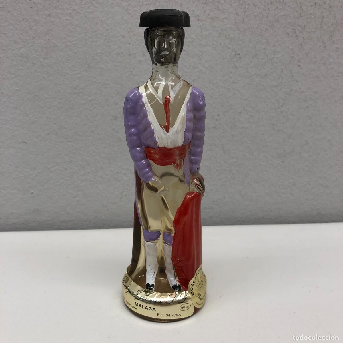Coleccionismo de vinos y licores: PRECIOSA BOTELLA CON TORERO PINTADO A MANO - BODEGAS GOMARA - M&Aacute;LAGA - MOSCATEL - 17 CM