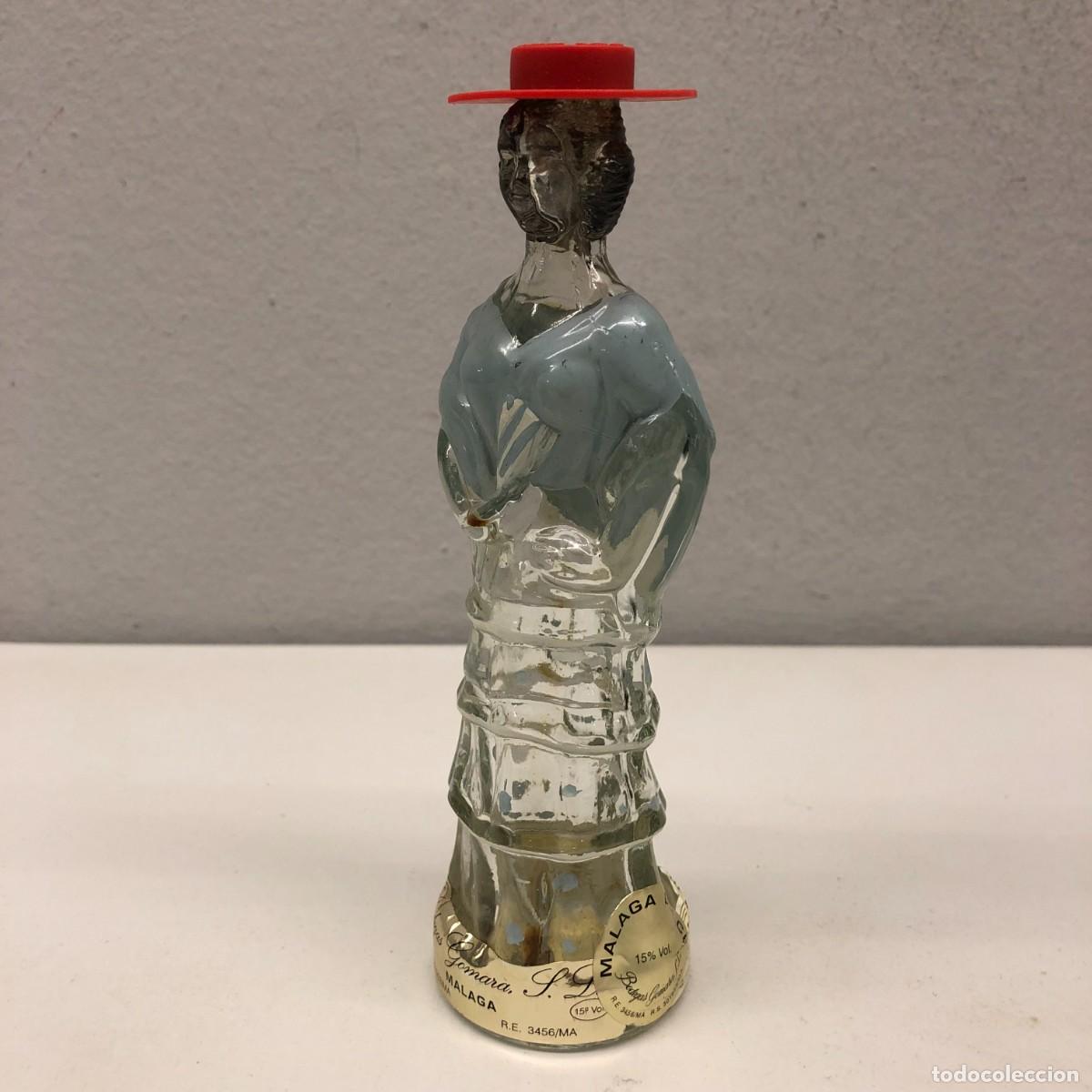 Coleccionismo de vinos y licores: PRECIOSA BOTELLA CON ANDALUZA PINTADA A MANO - BODEGAS GOMARA - M&Aacute;LAGA - MOSCATEL - 16,5 CM