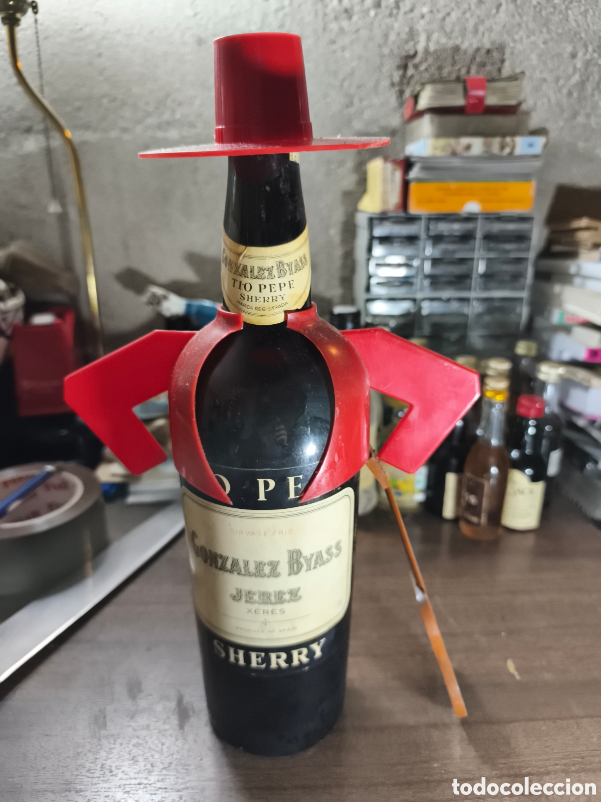 Coleccionismo de vinos y licores: Antigua botella de vino fino T&iacute;o pepe llena y cerrada