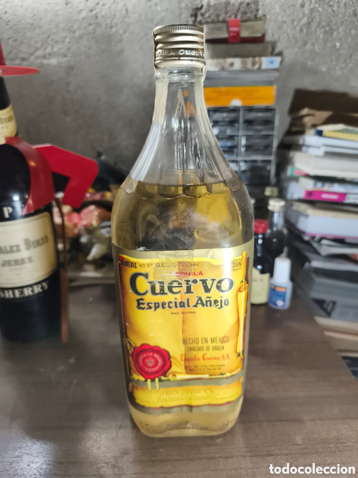 Coleccionismo de vinos y licores: Antigua botella de Tequila Jos&eacute; Cuervo , hecho en M&eacute;xico llena y cerrada