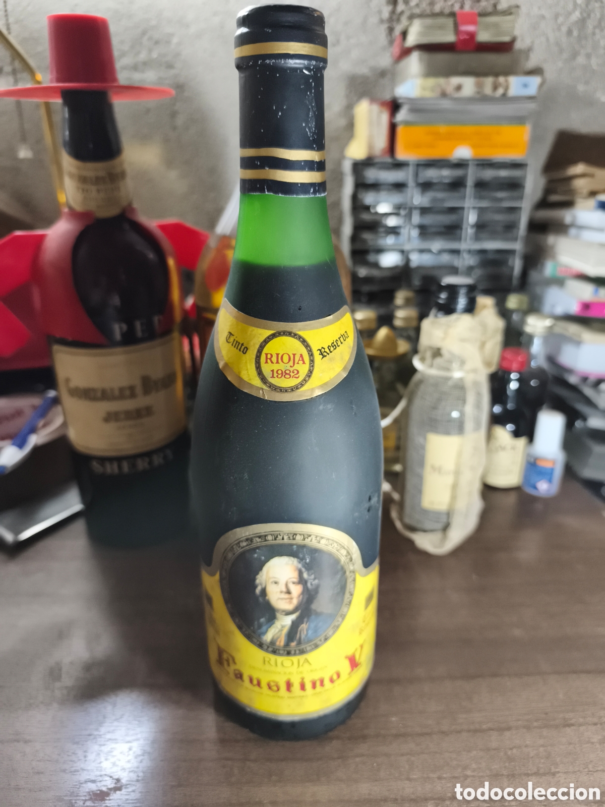 Coleccionismo de vinos y licores: Antigua botella de vino tinto Rioja Reserva 1982 Faustino V llena y cerrada