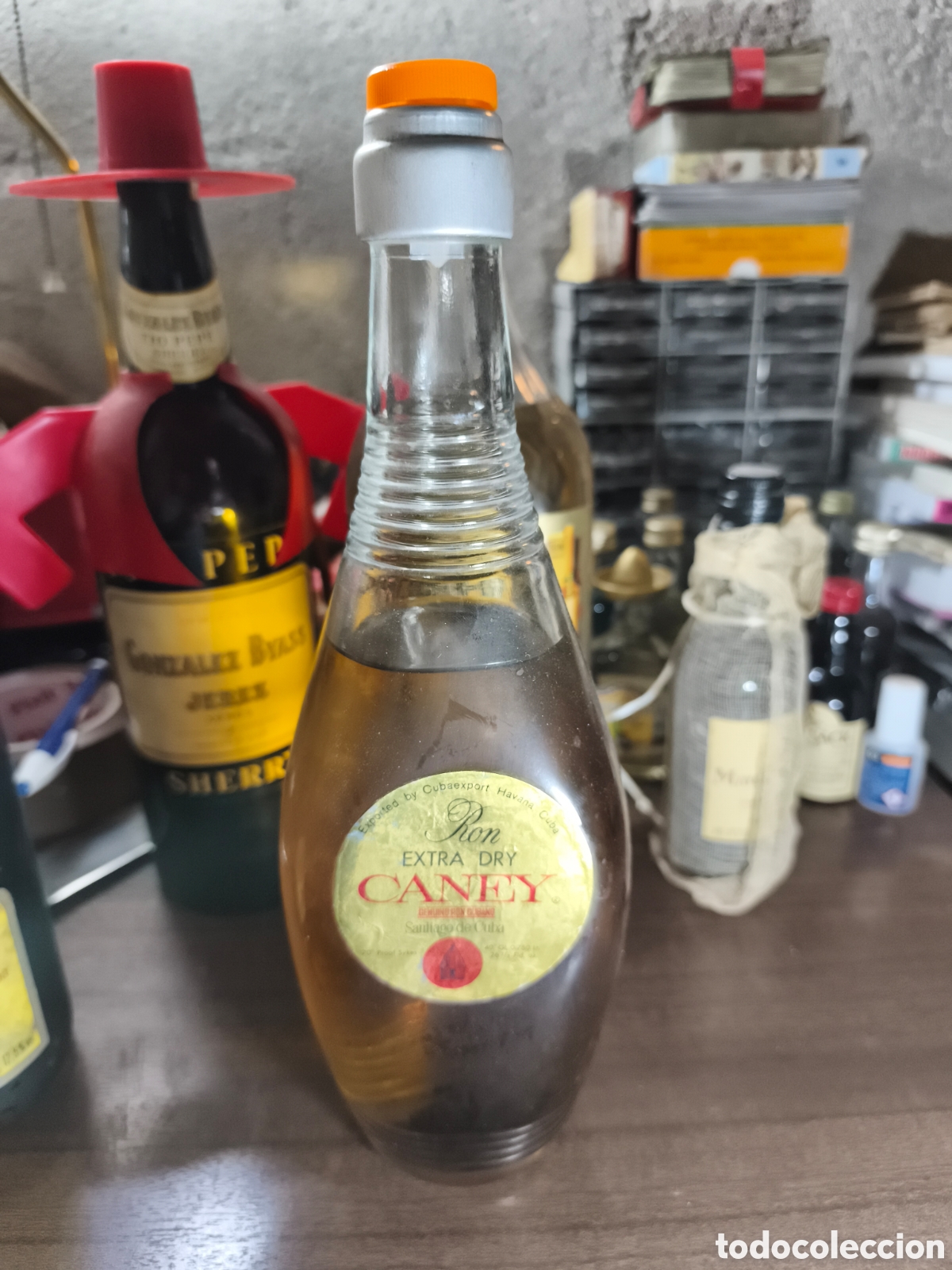 Coleccionismo de vinos y licores: Antigua botella de Ron Extra Dry Caney hecho en Cuba llena y cerrada