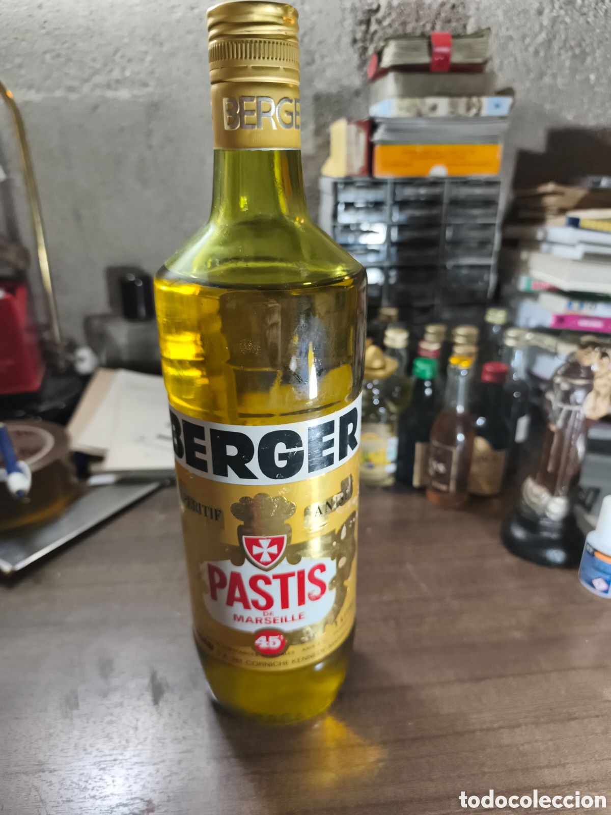 Coleccionismo de vinos y licores: Antigua botella de licor Berger past&iacute;s de Marseille llena y cerrada