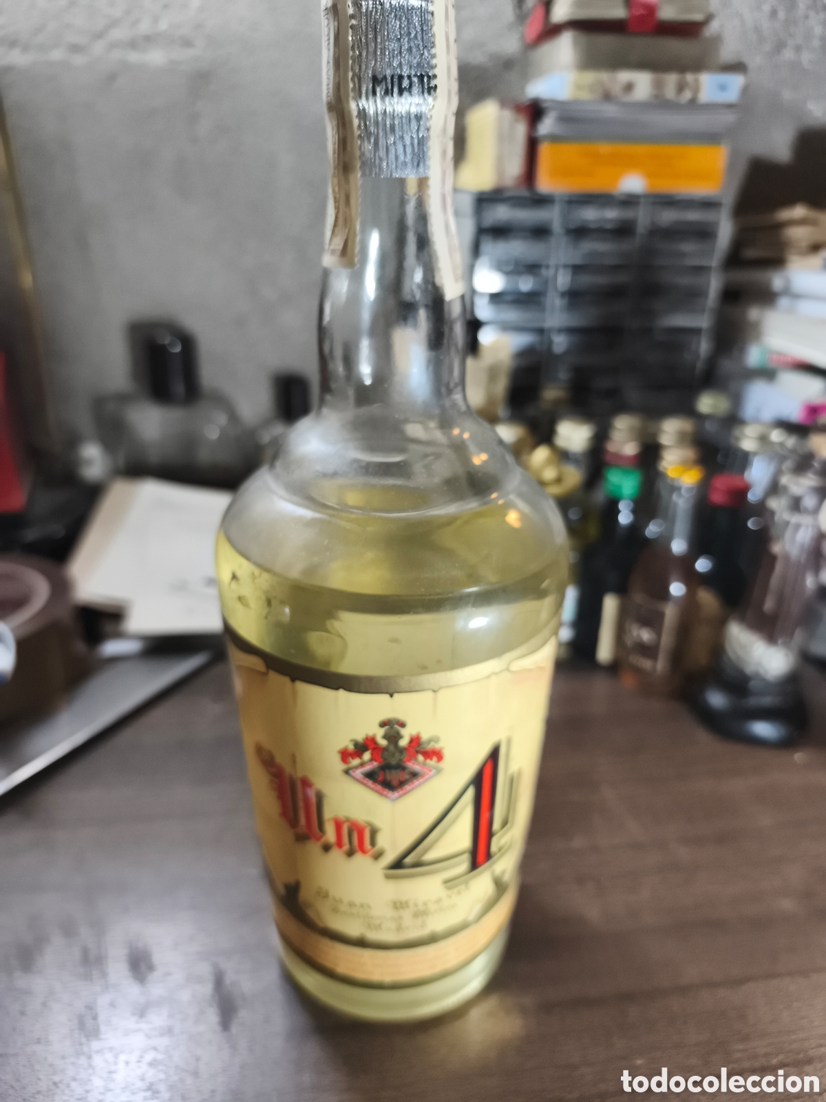 Coleccionismo de vinos y licores: A tigua botella de licor Un 4 Juan Miravet Madrid llena y cerrada precinta 4 ptas