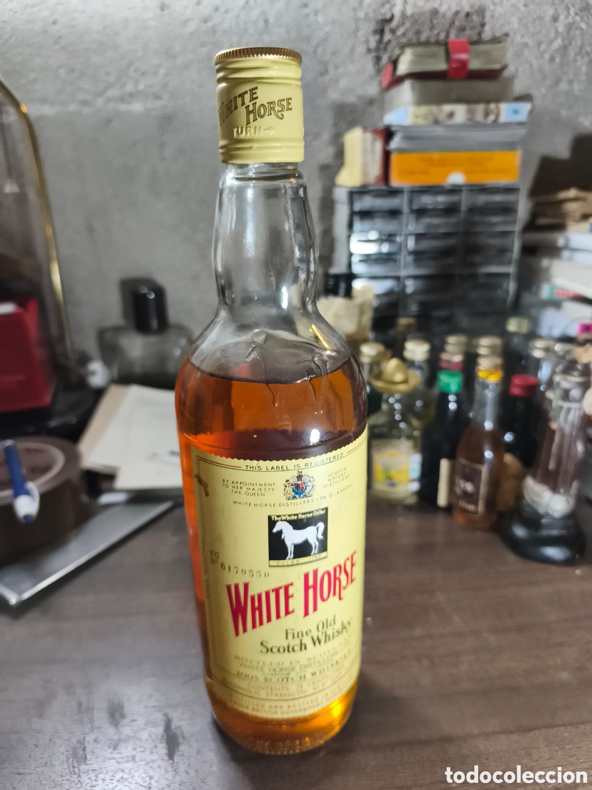 Coleccionismo de vinos y licores: Antigua botella de Whisky White Horse llena y cerrada