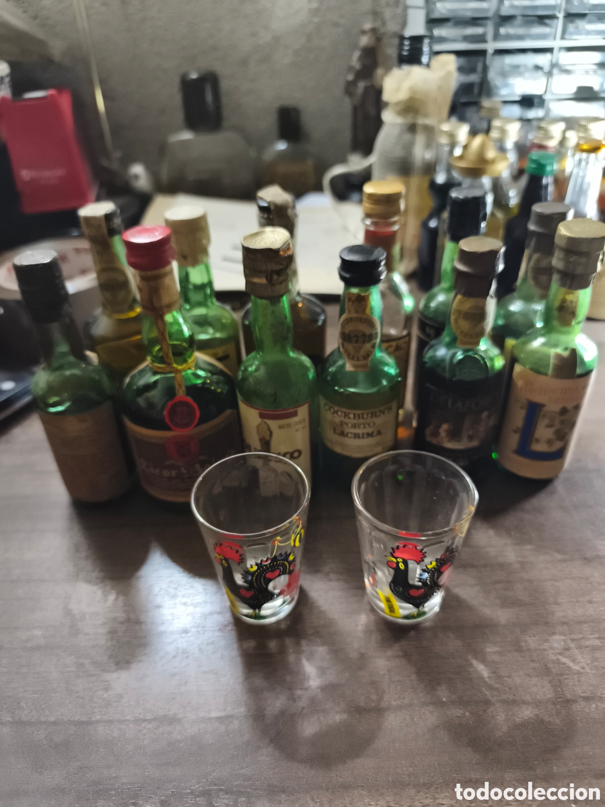 Coleccionismo de vinos y licores: Lote de 12 antiguas botellitas de vino de oporto +2 Vasitos