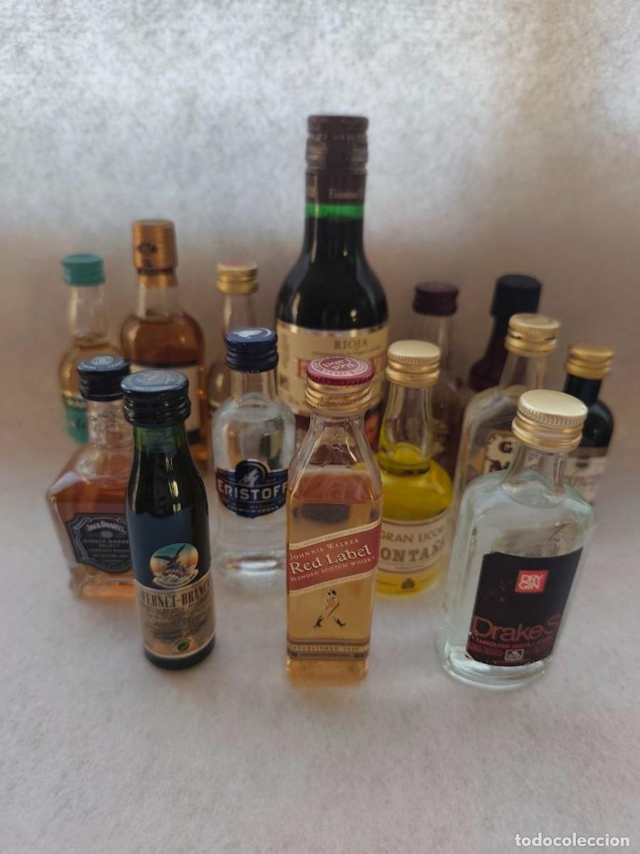 Coleccionismo de vinos y licores: Lote de 12 mini botellas de licor antiguas &ndash; Johnnie Walker, Jack Daniel's, Eristoff y m&aacute;s