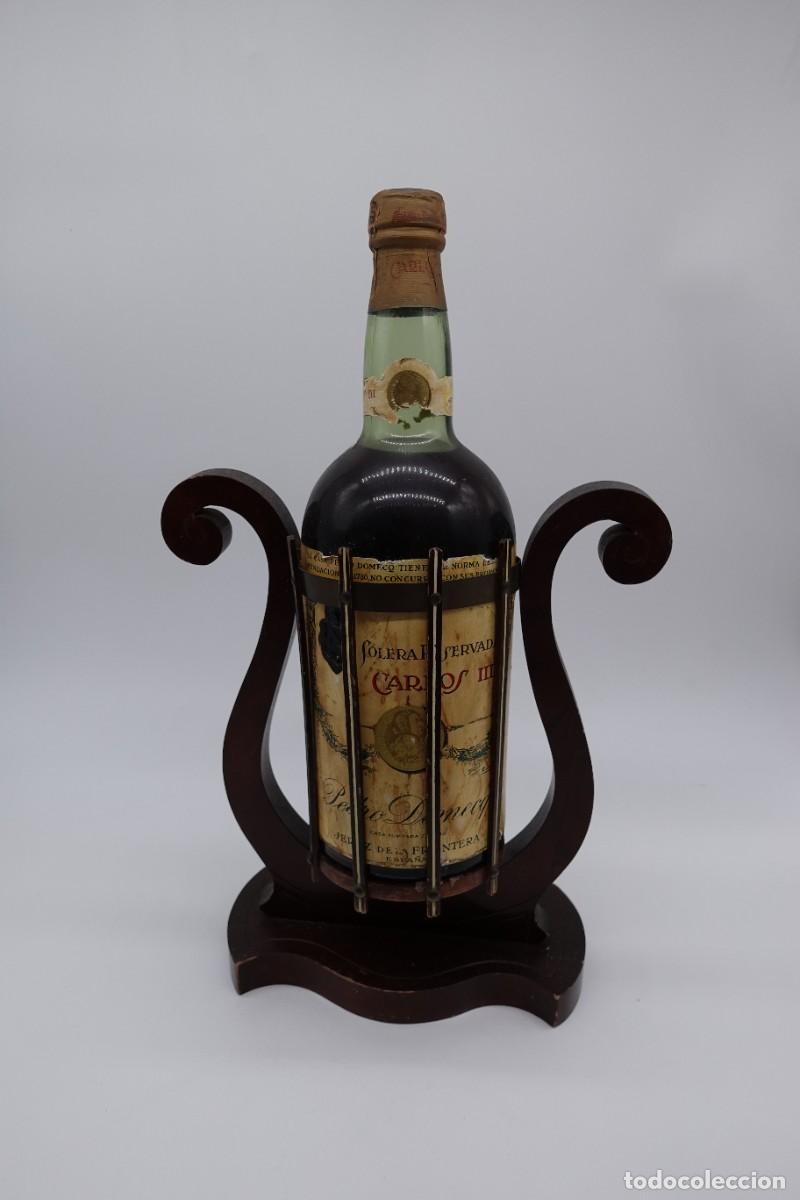 Coleccionismo de vinos y licores: BRANDY CARLOS III GRAN BOTELLA DE 2 1/2 LITROS EN EXPOSITOR DE LIRA BASCULANTE PRECINTADA SIN ABRIR