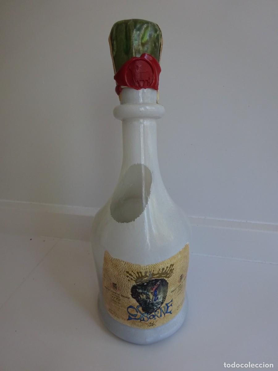 Coleccionismo de vinos y licores: BOTELLA BRANDY CONDE DE OSBORNE FIRMADA POR DAL&Iacute;, 75 CL. A&Ntilde;O 1964, BUEN ESTADO