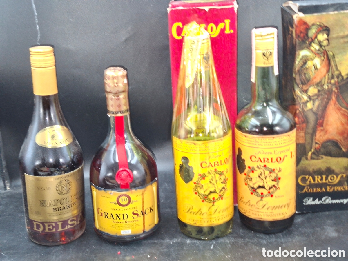 Coleccionismo de vinos y licores: Lote 4 botellas antiguas de brandy y jerez: Carlos I, Grand Sack y Napole&oacute;n
