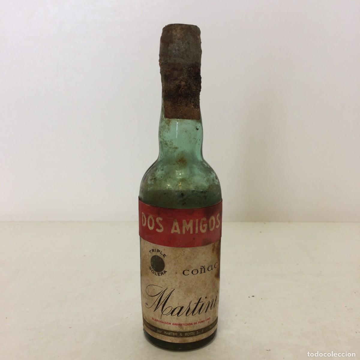 Coleccionismo de vinos y licores: Botellita: Dos Amigos Triple Solera Co&ntilde;ac - Elaborado por Martini - Peque&ntilde;a Botella Vacia - 1940/50s