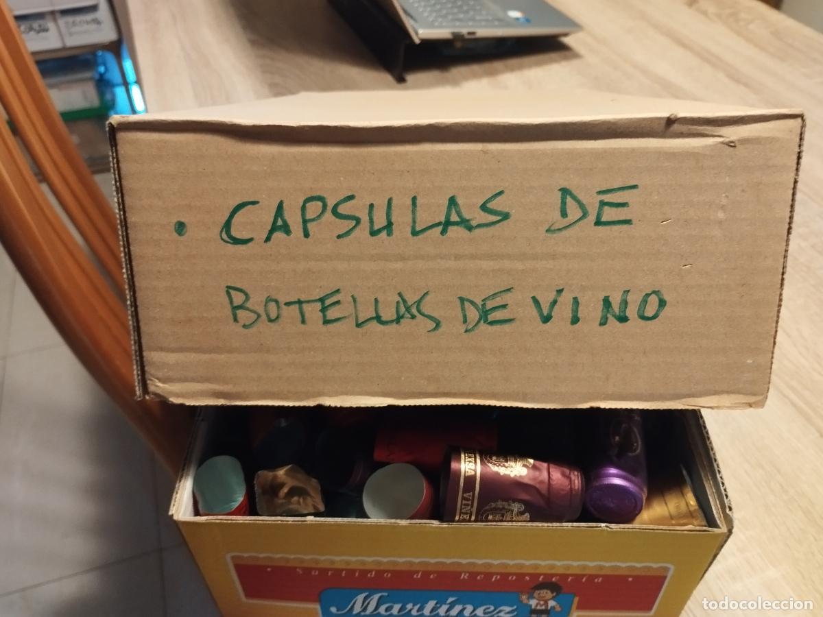 Coleccionismo de vinos y licores: CAJA CONTENIENDO CIENTOS DE CAPSULAS Y TAPONES DE VINO. VER FOTOS Y LEER DESCRIPCION.