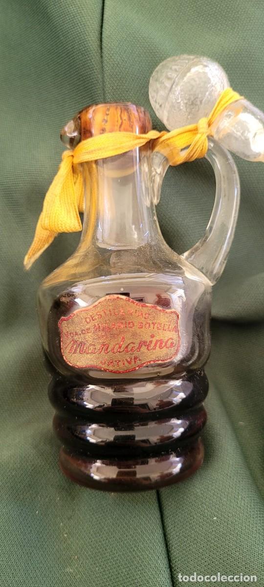 Coleccionismo de vinos y licores: Botellita licor de mandarina Viuda de Hilario Botella