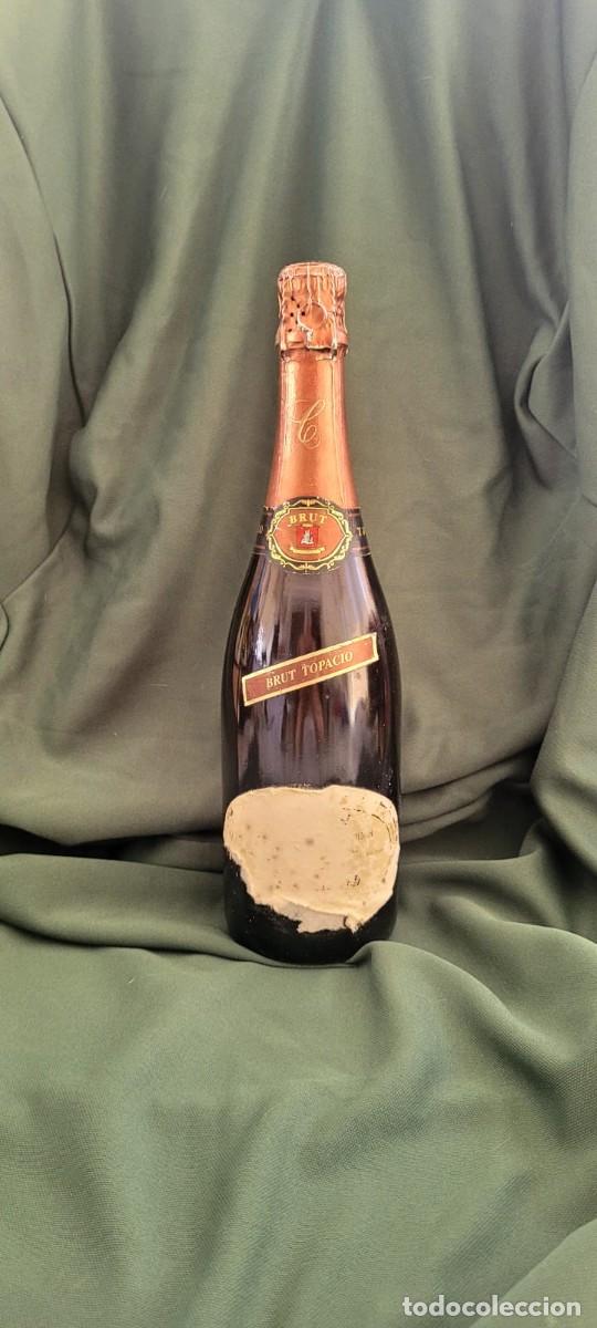 Coleccionismo de vinos y licores: Antigua botella de Cava Brut Topacio