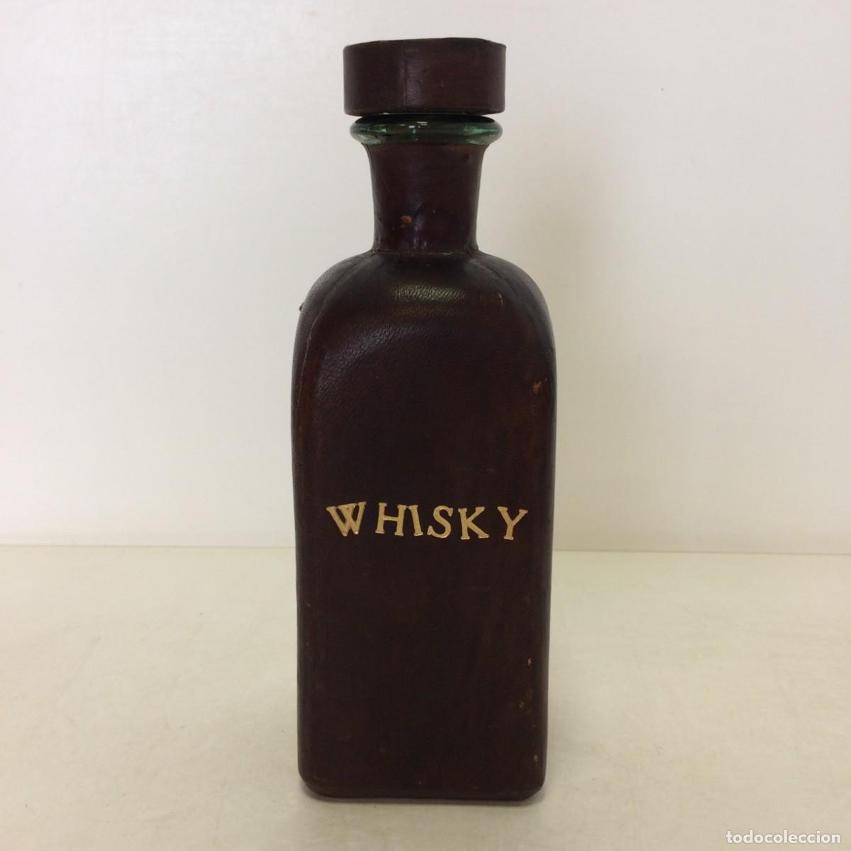 Coleccionismo de vinos y licores: Botella Vac&iacute;a de Whisky Forrada de Piel - Tap&oacute;n Corcho