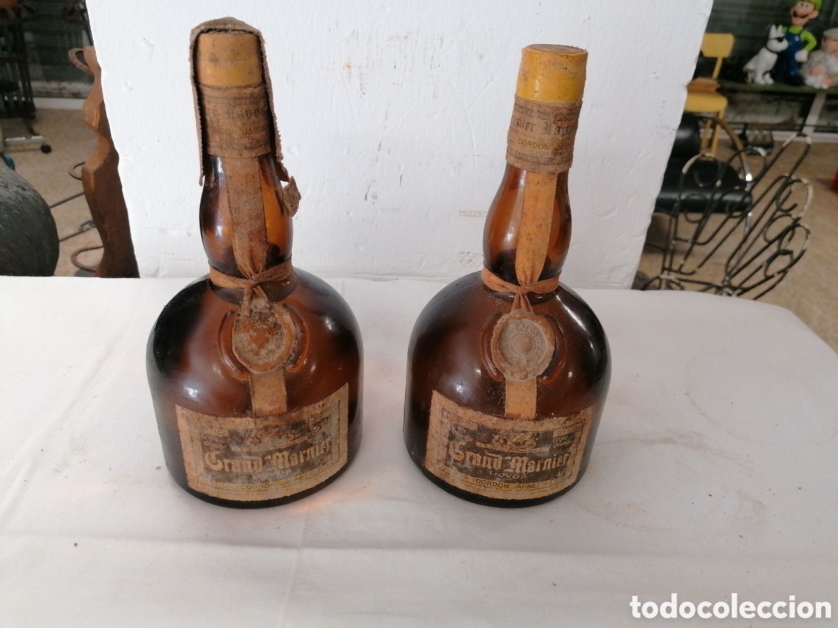 Coleccionismo de vinos y licores: 2 botellas antiguas de Grand Marnier sello 8 pesetas