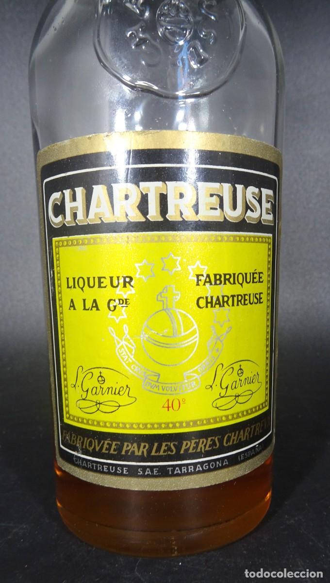 Coleccionismo de vinos y licores: ANTIGUA BOTELLA DE CHARTREUSE, ETIQUETA AMARILLA ABIERTA, TARRAGONA, VER FOTOS