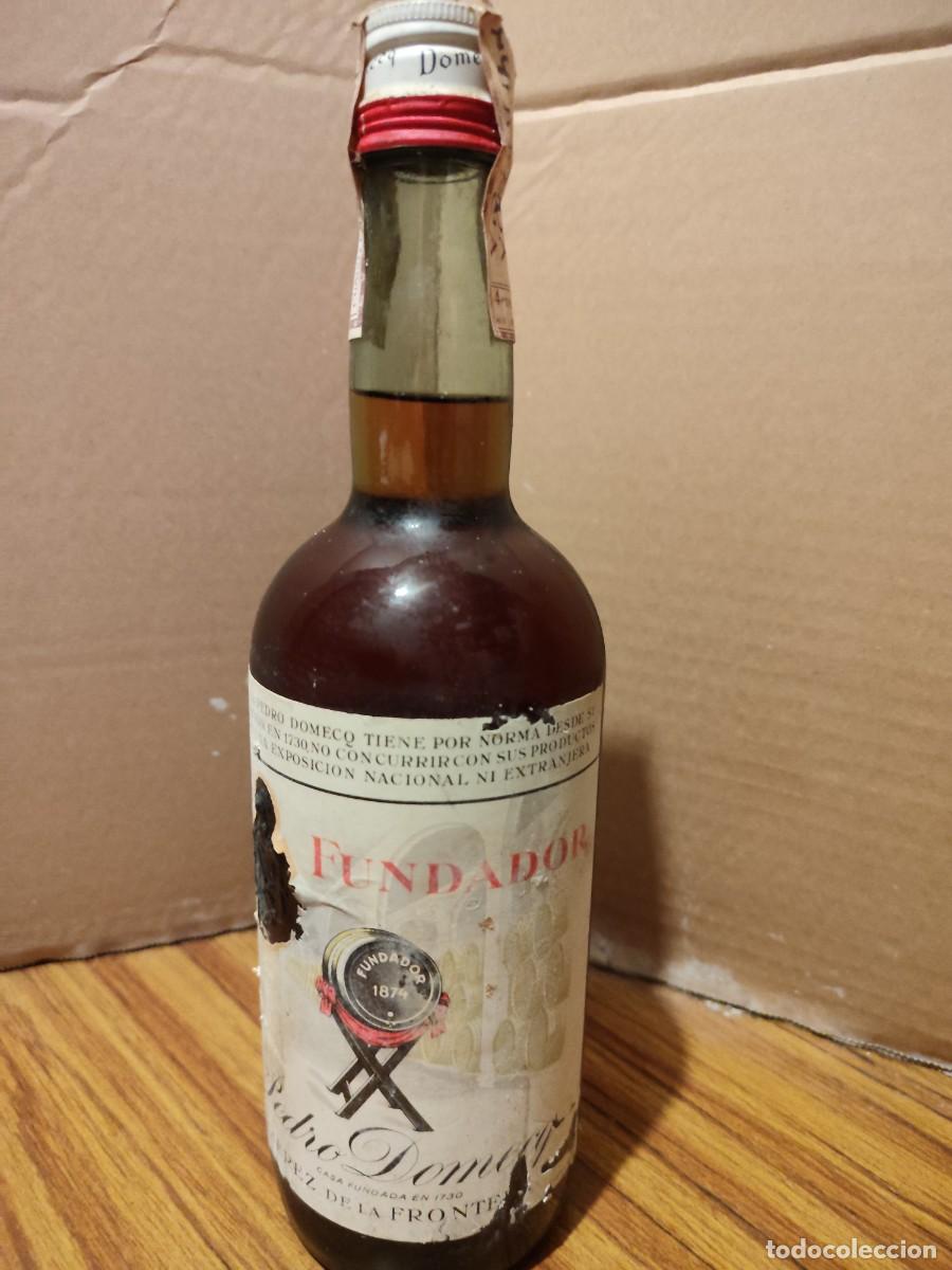 Coleccionismo de vinos y licores: Botella antigua Brandy Fundador Pedro Domecq &ndash; precinto original de 4 pesetas