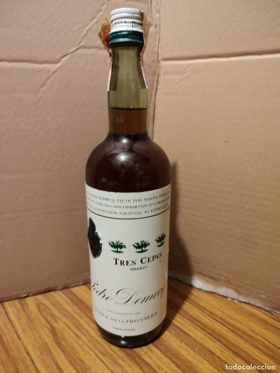 Coleccionismo de vinos y licores: Brandy Tres Cepas Pedro Domecq antiguo &ndash; precinto fiscal de 4 pesetas