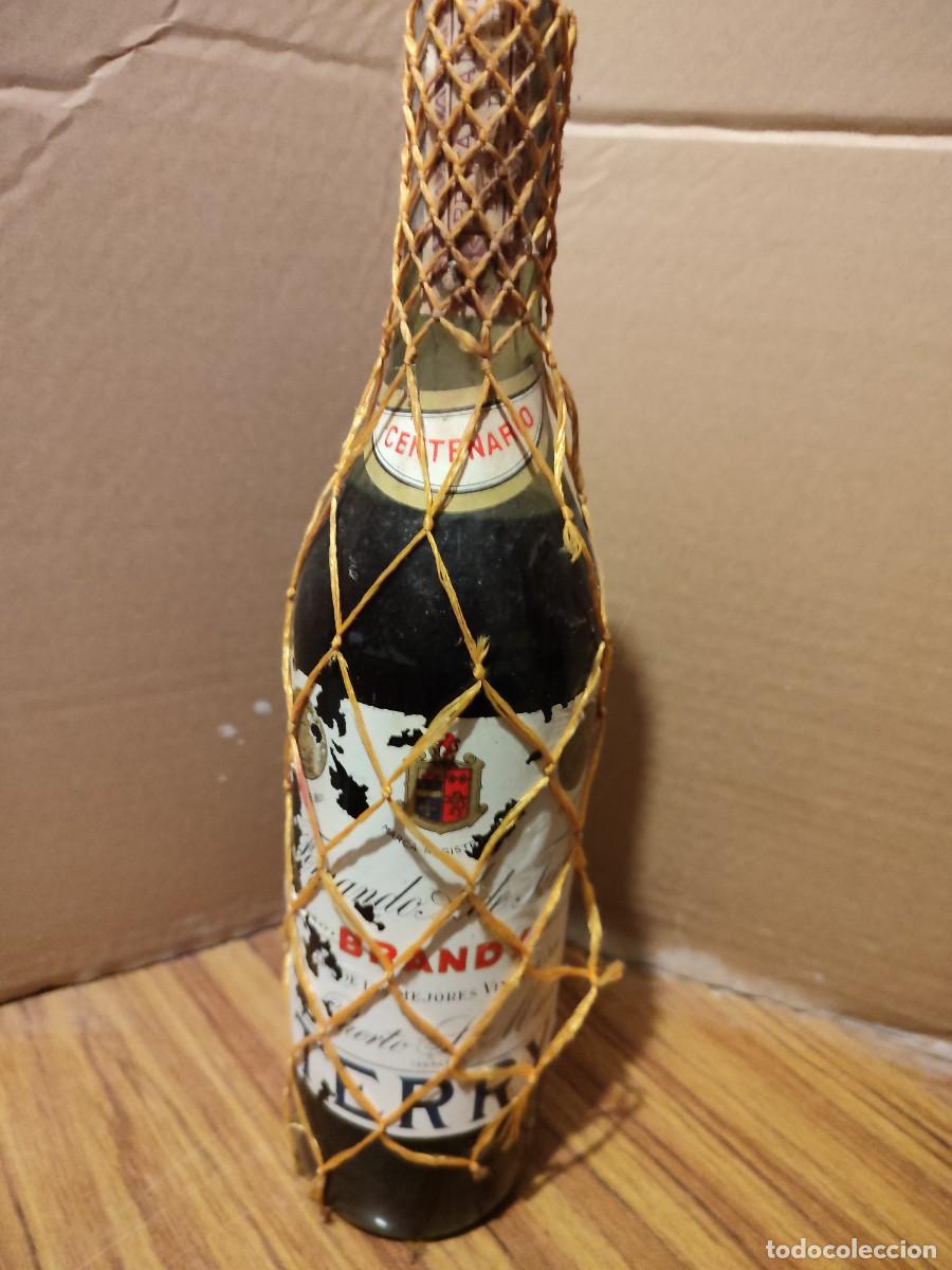 Coleccionismo de vinos y licores: Botella antigua Brandy Terry Centenario con malla original &ndash; precintada