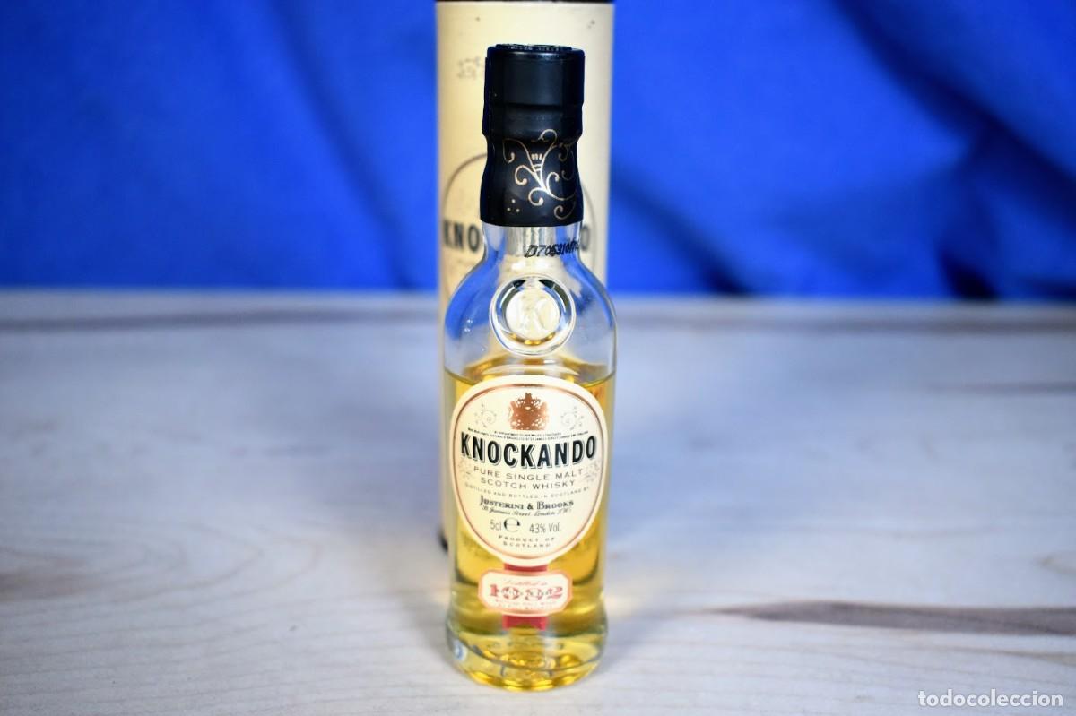 Coleccionismo de vinos y licores: Antiguo botell&iacute;n de Whisky Escoces Knockando con caja original