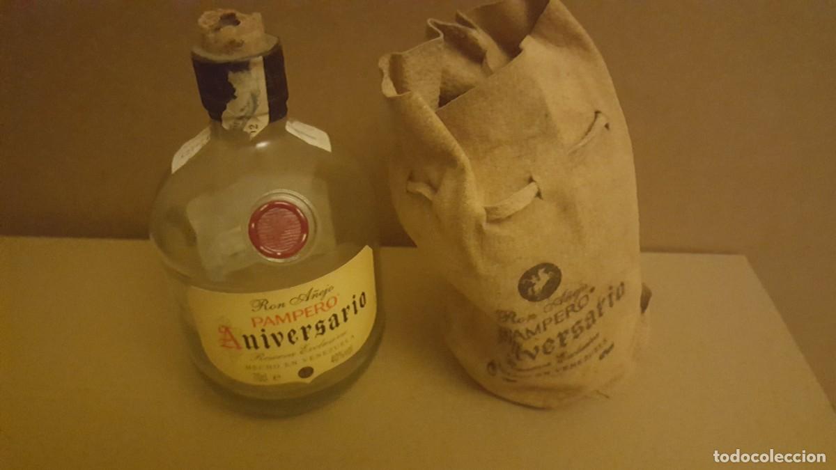 Coleccionismo de vinos y licores: Botella ron a&ntilde;ejo Pampero Aniversario, con funda. Vac&iacute;a.