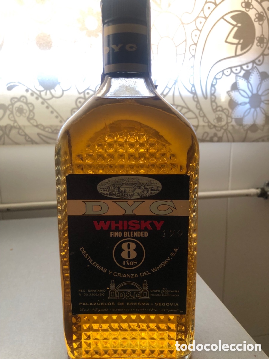 Coleccionismo de vinos y licores: Antigua Botella Whisky DYC 8 A&ntilde;os Fino Blended - A&ntilde;os 80 - Vidrio Labrado - Llena Sin Abrir