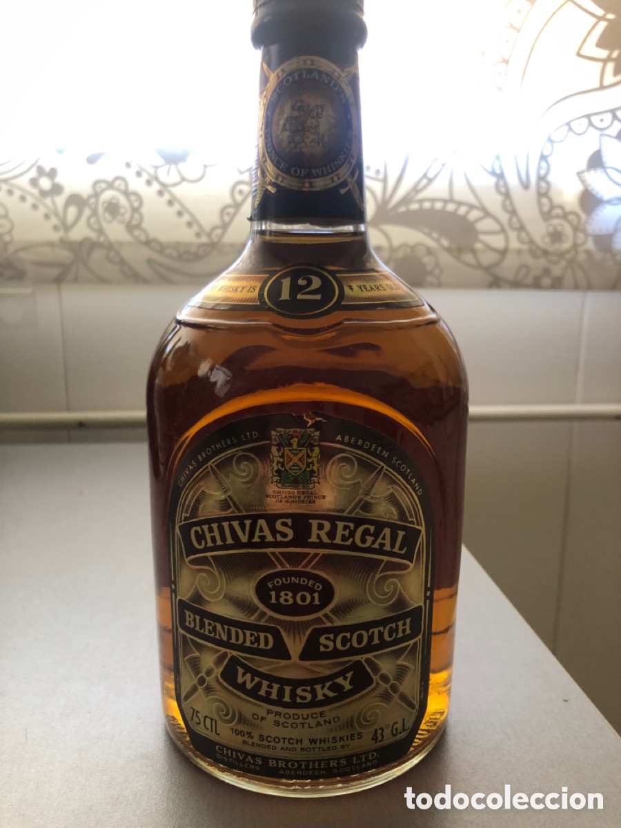 Coleccionismo de vinos y licores: Antigua Botella Whisky Chivas Regal 12 A&ntilde;os - D&eacute;cada 1980 - 75 cl / 43&deg; - Llena Sin Abrir