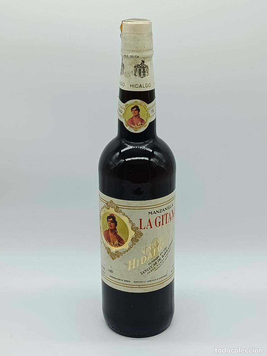 Coleccionismo de vinos y licores: BOTELLA MANZANILLA LA GITANA. VINICOLA HIDALGO. SANLUCAR DE BARRAMEDA. JEREZ. 70CL. PRECINTADA.