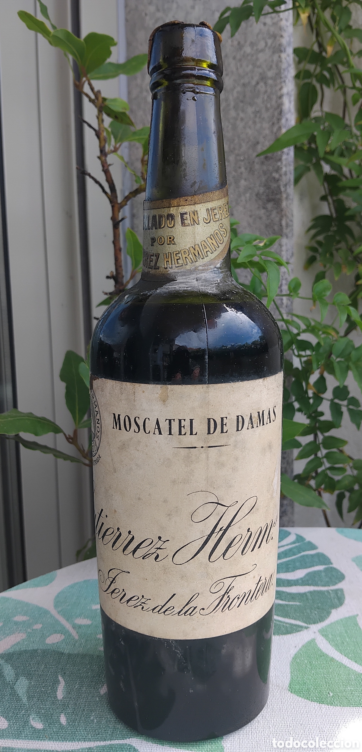 Coleccionismo de vinos y licores: Botella de moscatel para damas de Guti&eacute;rrez Hnos. De Jerez
