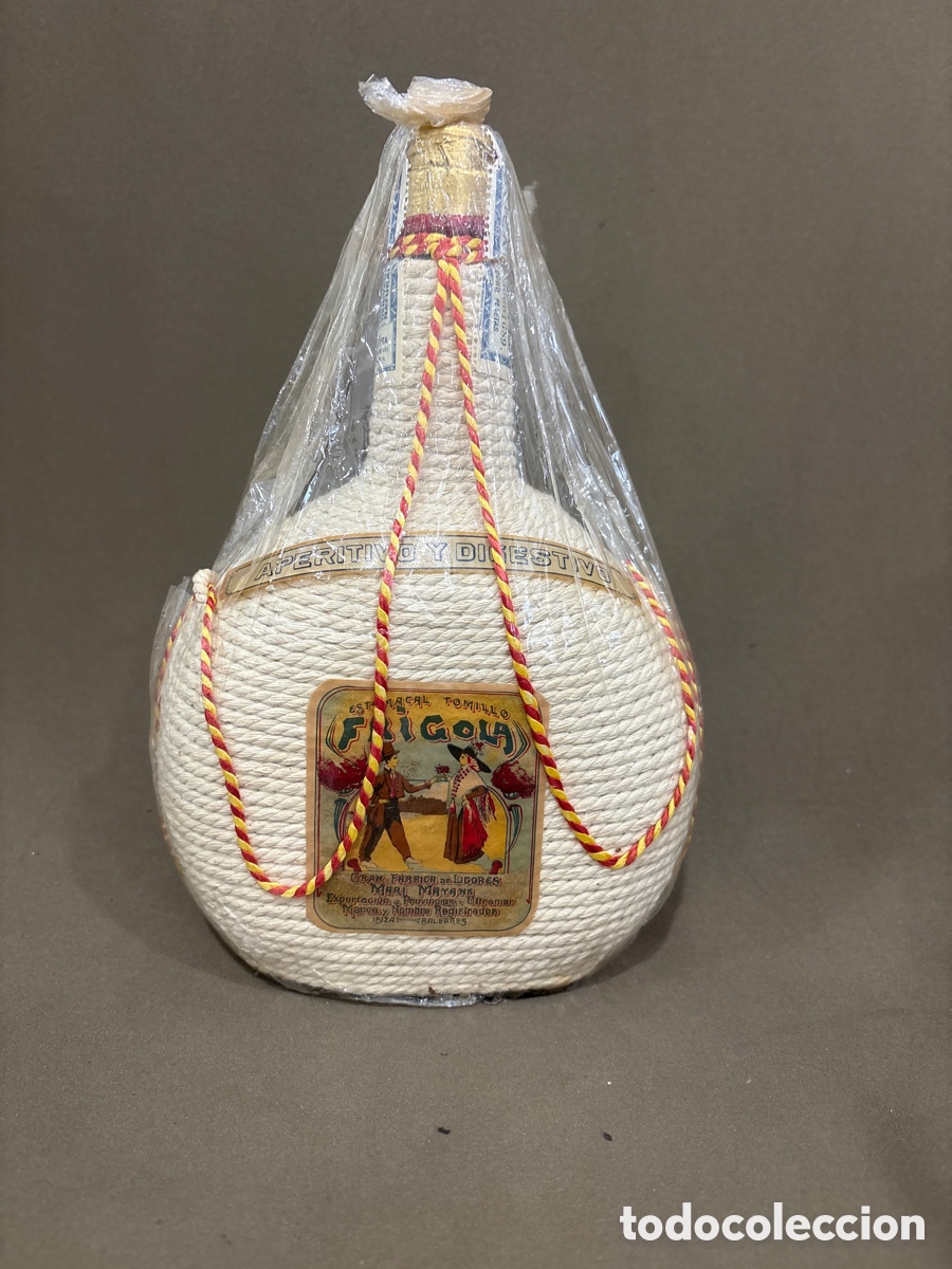 Coleccionismo de vinos y licores: BOTELLA PRECINTADA DE HIERBAS IBICENCAS FR&Iacute;GOLA FORRADA EN CUERDA MARI MAYANS SELLO 8 PESETAS